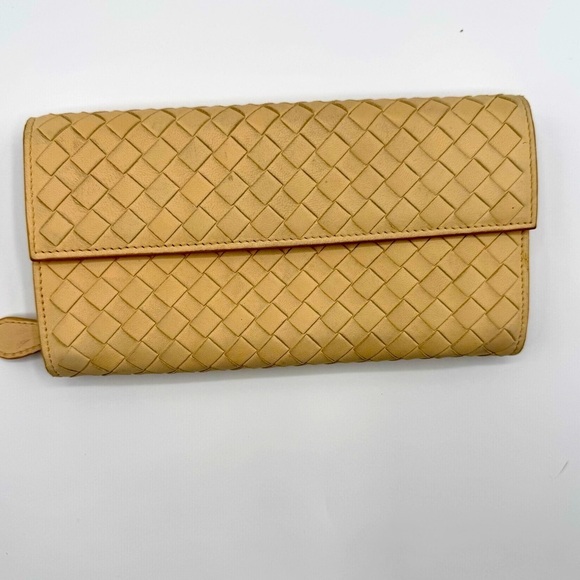 Bottega Veneta Wallet and unbranded chain for crossbodyVery Good Condition